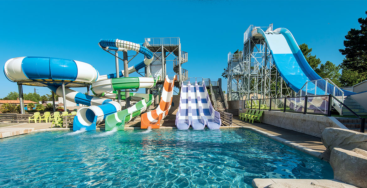 Parc aquatique avec de nombreux toboggans colorés du parc aquatique du Camping Club Le Trianon aux Sable d'Olonne