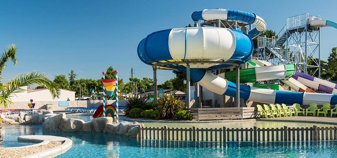 Parc aquatique avec de nombreux toboggans du Camping Club MS Le Trianon aux Sables D'Olonne.