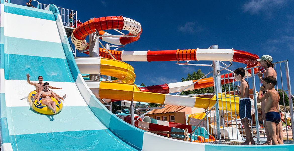 Parc aquatique avec de nombreux toboggans colorés du Camping Club MS Les Tamaris 5 étoiles situé aux Barcarès dans les Pyrénées Orientales