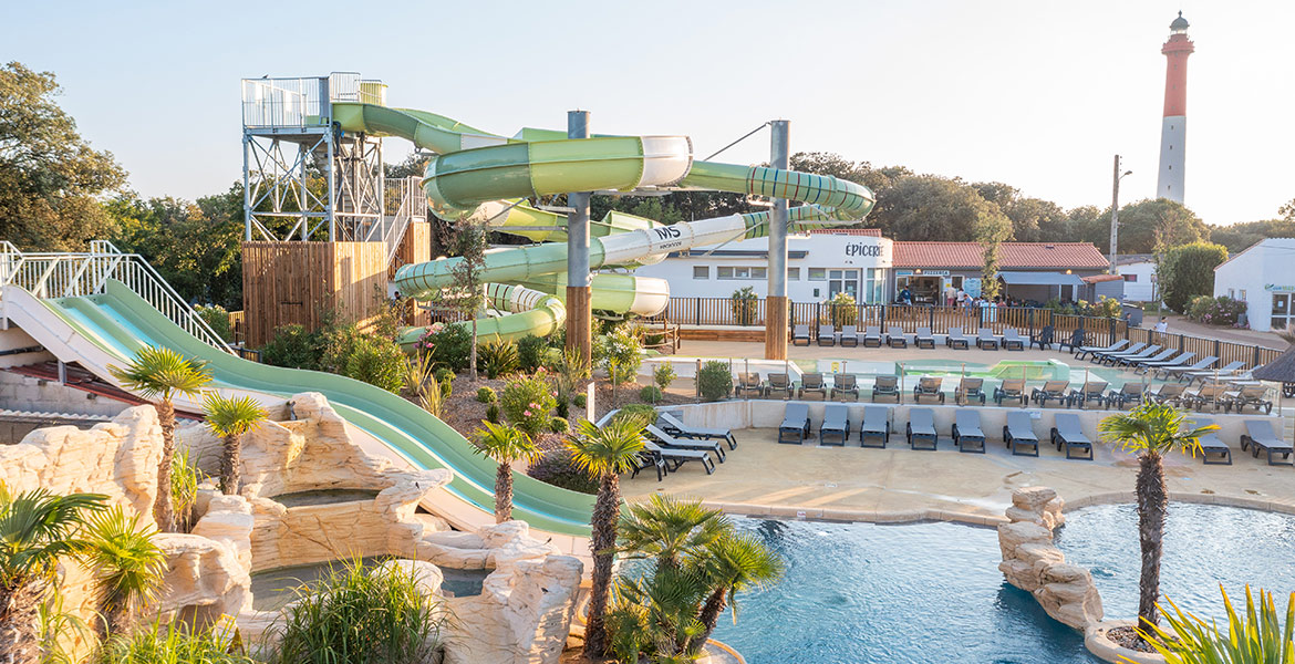 Parc aquatique avec des toboggans du Club MS La Côte Sauvage 5* situé à La Palmyre en Charente Maritime