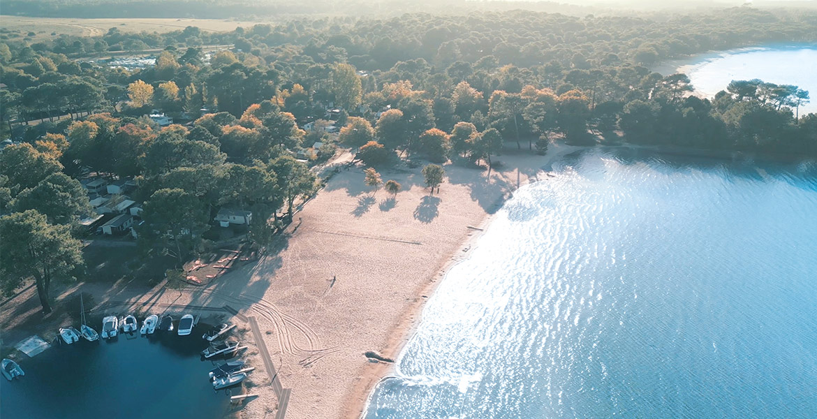 Vue aérienne du Camping Campéole Navarrosse Plage à Biscarrosse Lac dans les Landes