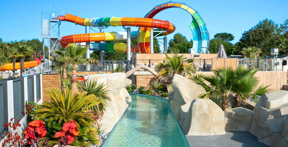 Parc aquatique avec la rivière sauvage et le toboggans "Rift" du Camping Club MS Les Brunelles à Longeville-sur-mer en Vendée