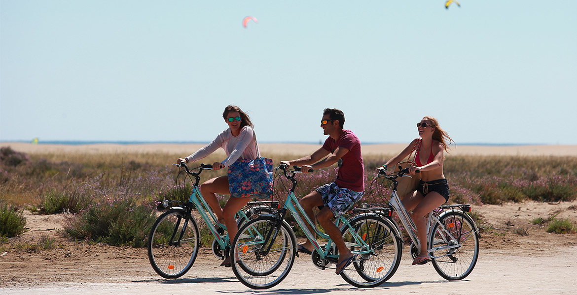 Trois personnes ce promènent en vélos dans les Landes