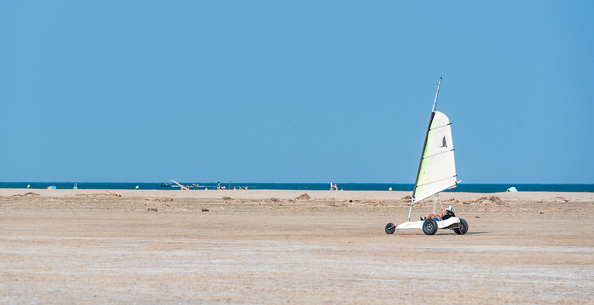 Char à voile qui est sur la plage de Narbonne dans l'Aude