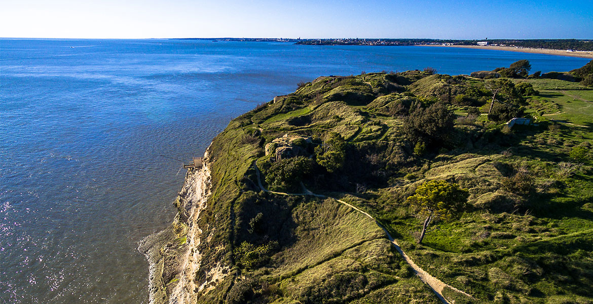 Sentier au bord de la mer dans une nature préservée et ensoleillée en Charente-Maritime