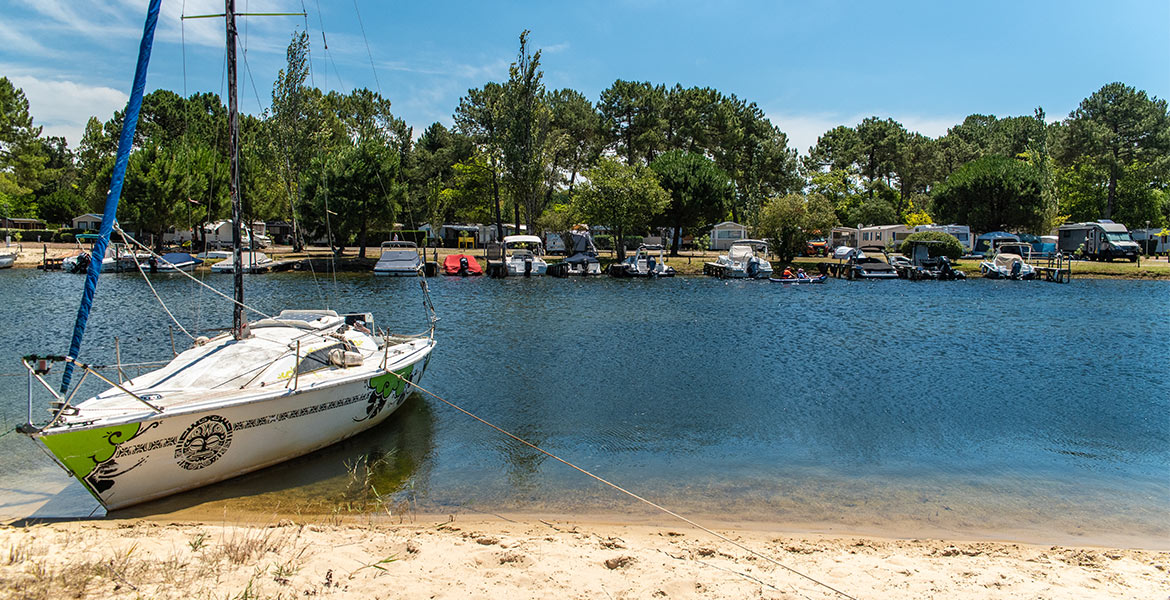 Vue sur le port privé et la plage du Camping Campéole Navarrosse situé à Biscarrosse Plage dans les Landes sous un ciel ensoleillé