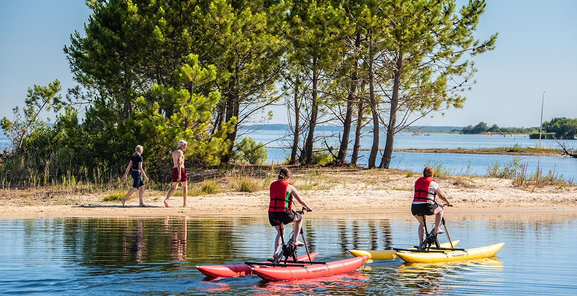 2 personnes faisant de l'aquabike sur le lac Cazaux-Sanguinet de Biscarrosse