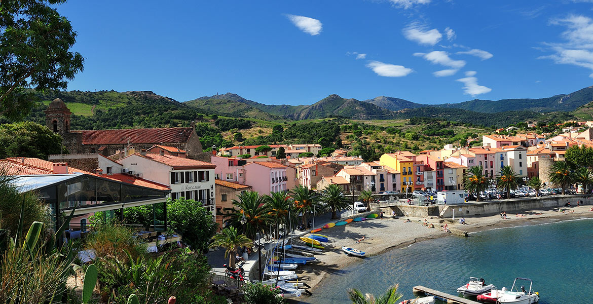 Collioure et ses maisons colorées et montagnes des Pyrénées en arrière plan