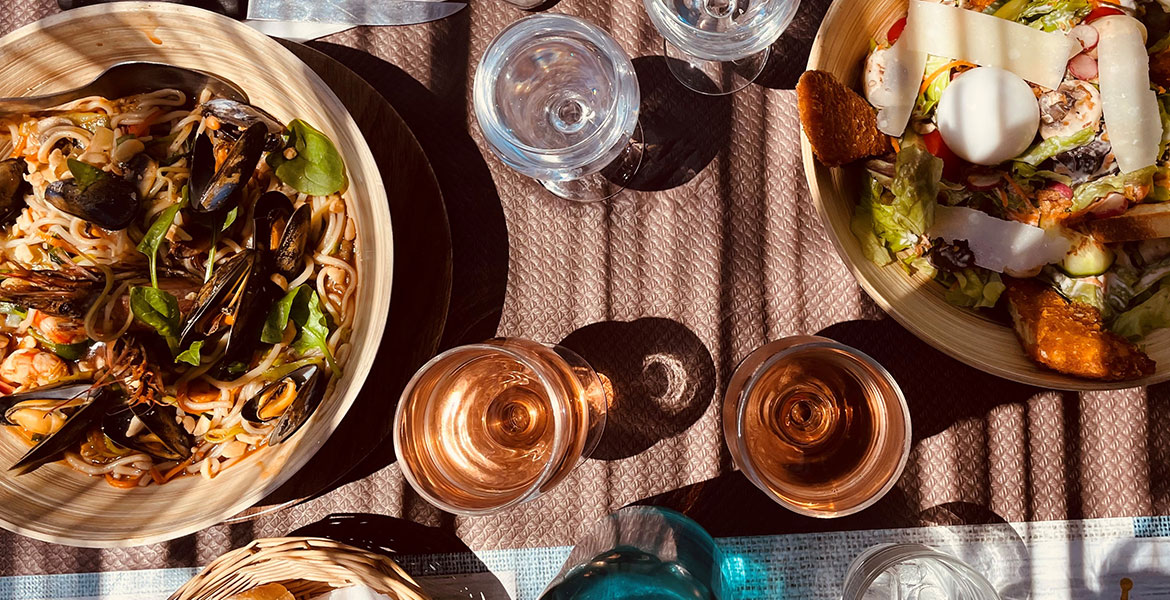 Photo vue de haut de 2 plats dans un restaurant