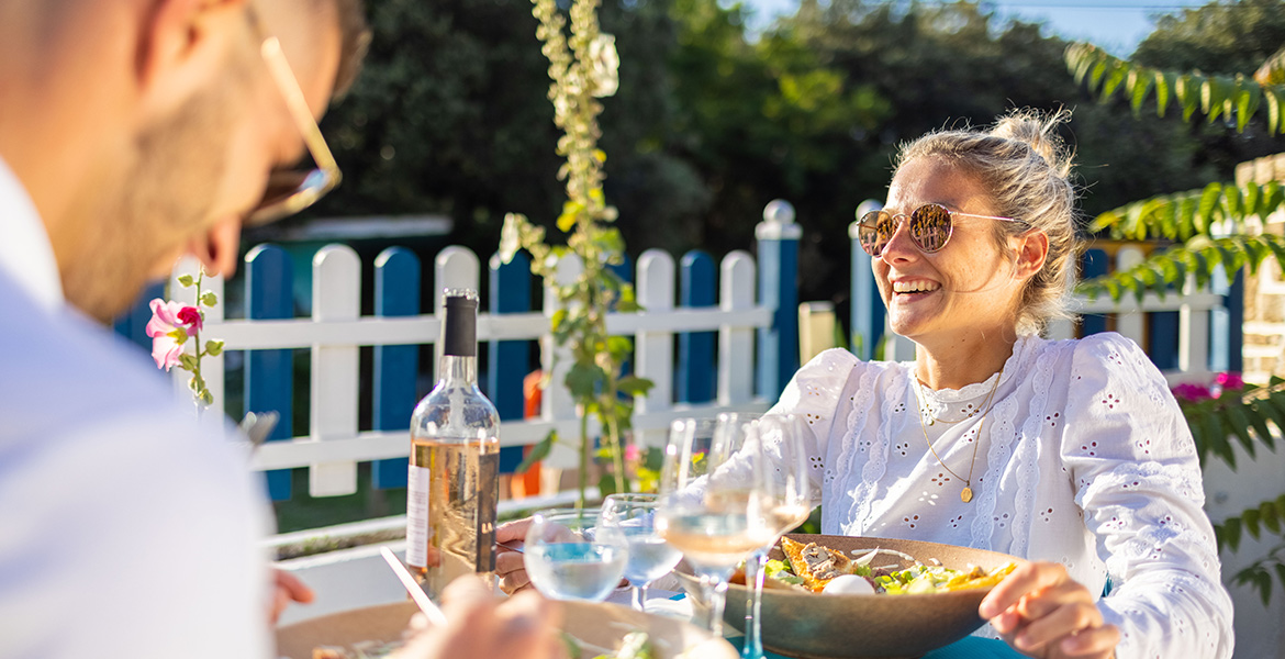 Couple dînant au restaurant du Camping Club La Côte Sauvage 5*, à la Palmyre en Charente Maritime