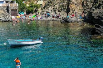 3 personnes faisant du paddle aux côtés de baigneurs, dans la mer à côté à Argelès-sur-Mer dans les Pyrénées-Orientales