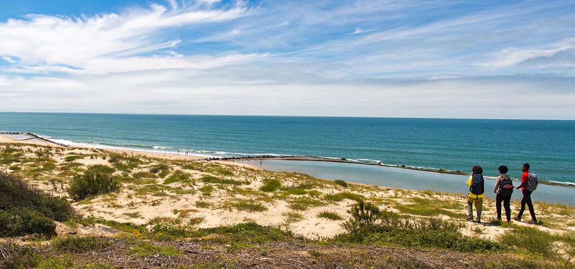 Randonneurs sur une dune au bord de la mer en Gironde