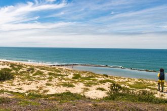 Randonneurs sur une dune au bord de la mer en Gironde