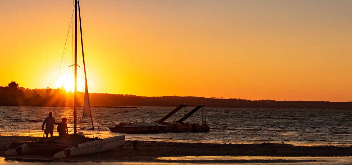 Couché du soleil sur le lac de Biscarrosse au Camping Campéole Navarrosse Plage 4 étoiles dans les Landes