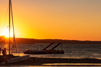 Couché du soleil sur le lac de Biscarrosse au Camping Campéole Navarrosse Plage 4 étoiles dans les Landes