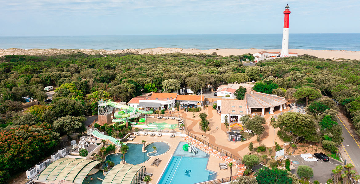 Vue aérienne du Camping Club MS La Côte Sauvage 5* avec la plage et le phare de la Coubre à proximité