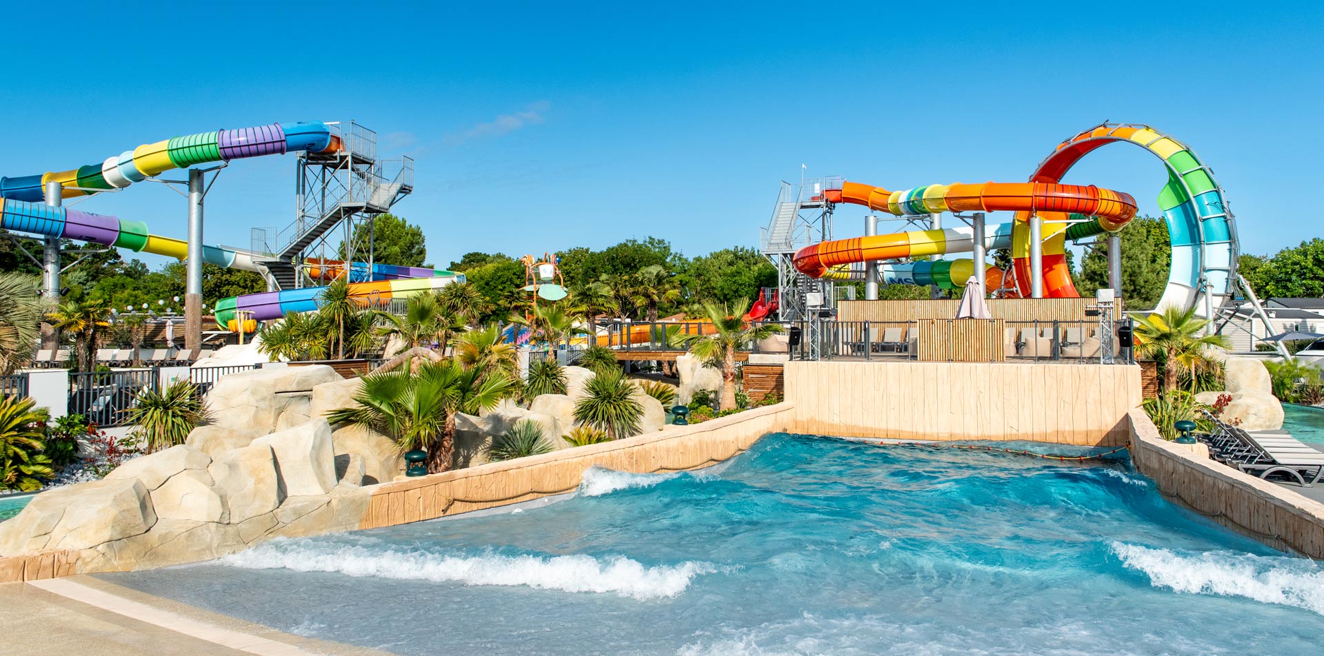 Parc aquatique avec des toboggans et une piscine à vagues du Camping Club MS Les Brunelles à Longeville sur mer en Vendée