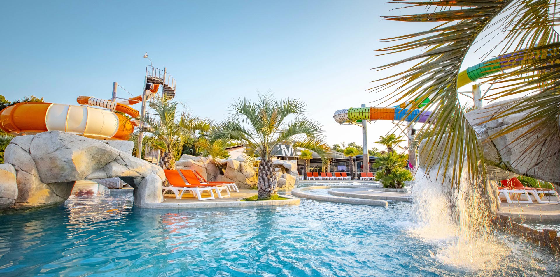 Parc aquatique avec le toboggans Space Hole du Camping Club MS Les Brunelles situé à Longeville sur mer en Vendée