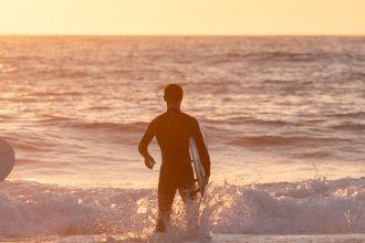 Spot de surf au coucher su soleil à Biscarrosse Plage dans les Landes