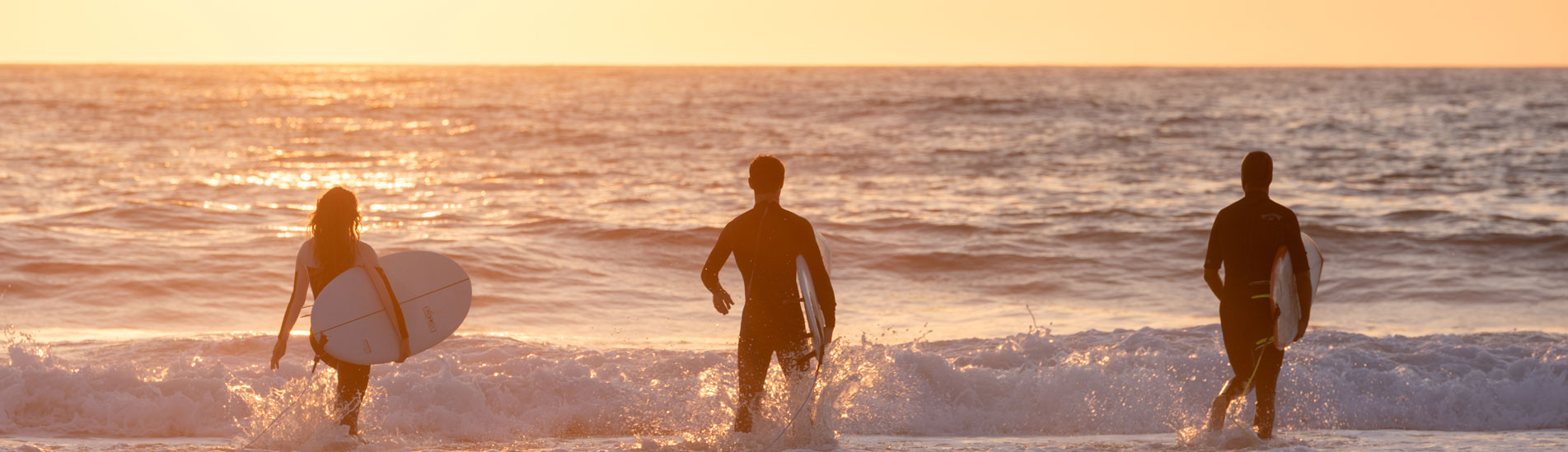 Spot de surf au coucher su soleil à Biscarrosse Plage dans les Landes