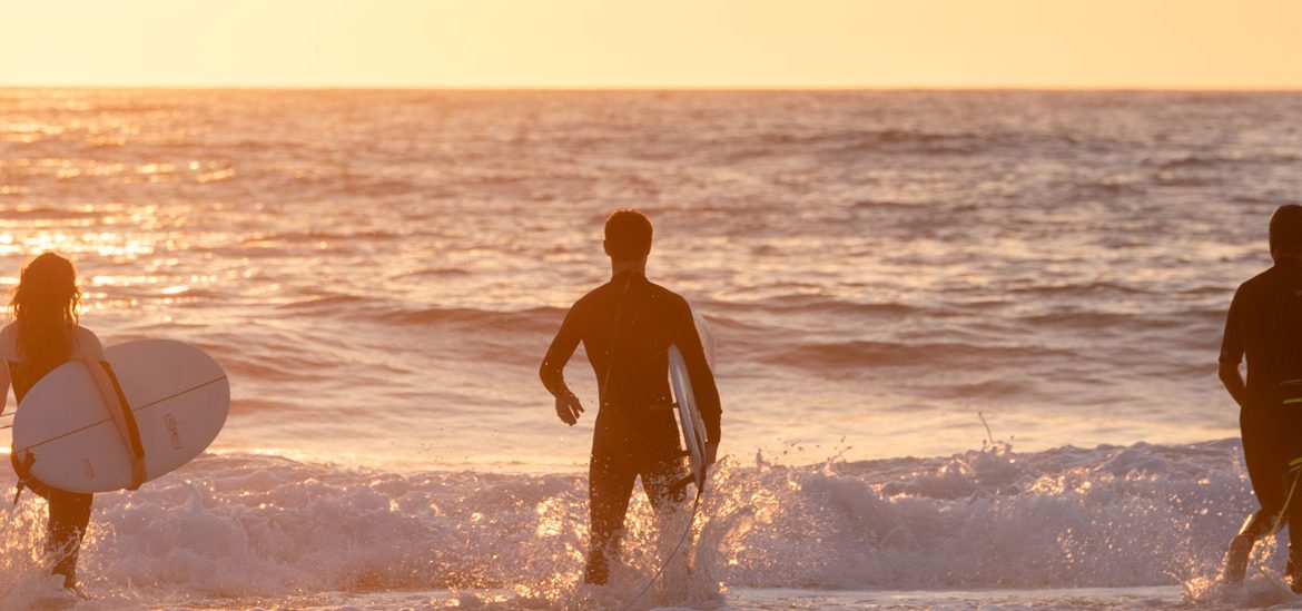 Spot de surf au coucher su soleil à Biscarrosse Plage dans les Landes