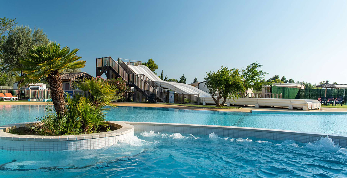 Parc aquatique avec des toboggans du Camping Campéole La Côte des Roses 4* situé à Narbonne Plage dans l'Aude