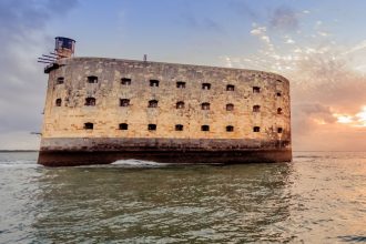 Le Fort Boyard, une forteresse en mer au large de la côte ouest de la France, baignée par la lumière du coucher de soleil.