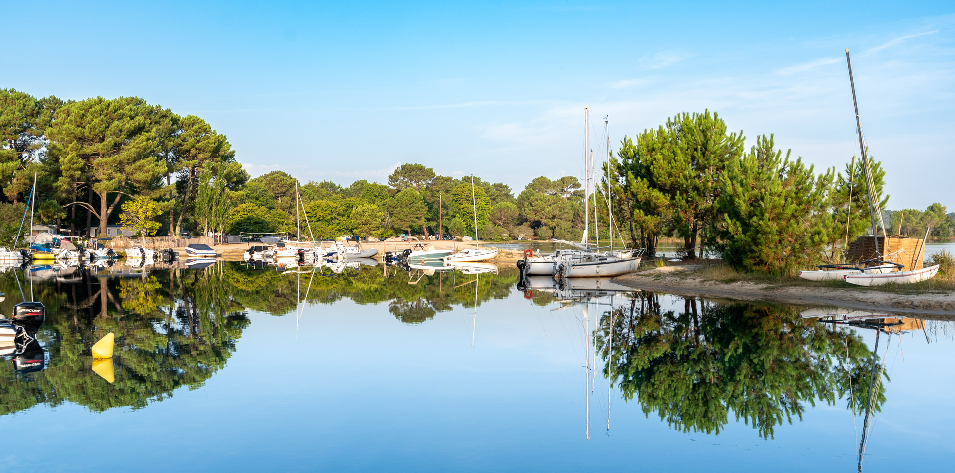 Vue aérienne du Camping Campéole Pontaillac Plage. Au premier plan, un complexe avec des piscines couvertes et des installations de loisirs est visible.