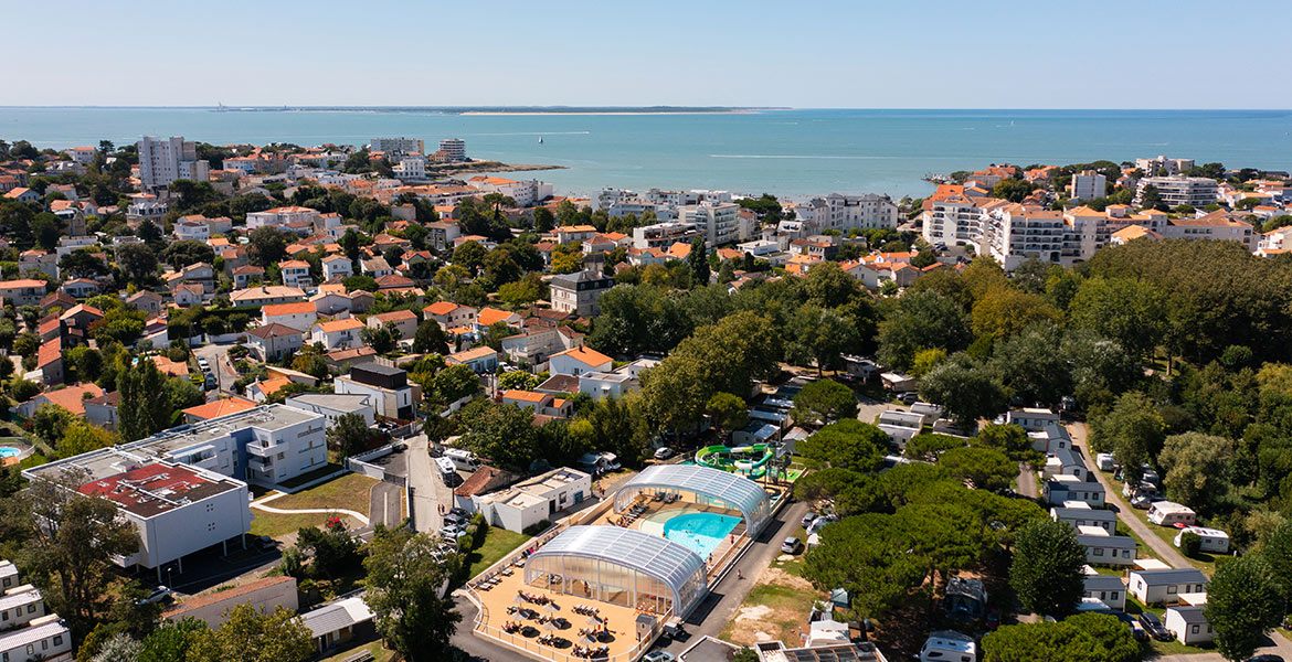 Vue de drone du Camping Campéole Pontaillac Plage 4 étoiles et de son parc Aquatique. Avec la ville de Royan et l'océan atlantique