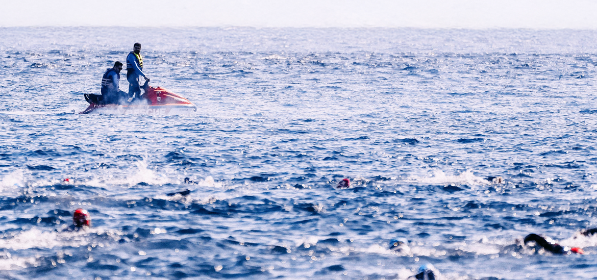 Des nageurs dans l'océan Atlantique participant à l'Ironman des Sables d'Olonne.