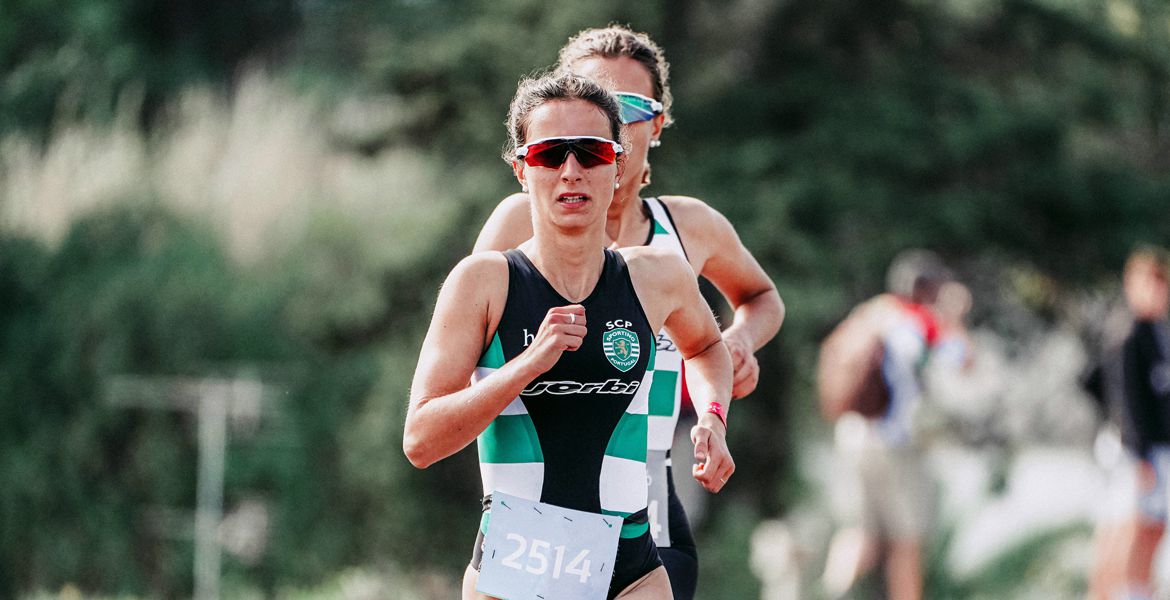 Deux athlètes féminines en tenue de triathlon pendant l'épreuve de course à pied de l'Ironman des Sables d'Olonne.