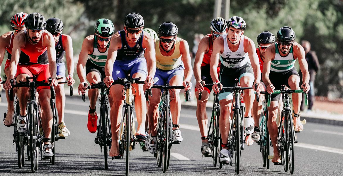 Un groupe de cyclistes participant à l'Ironman 70.3 des Sables d'Olonne.